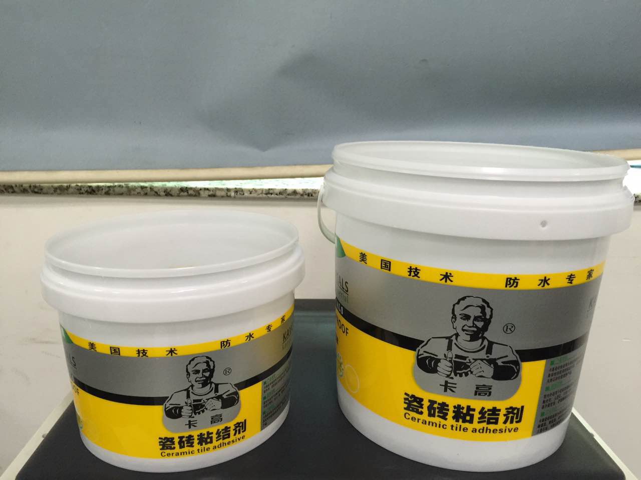 剛貼好的瓷磚就脫落，是瓷磚不好還是施工不對(duì)？